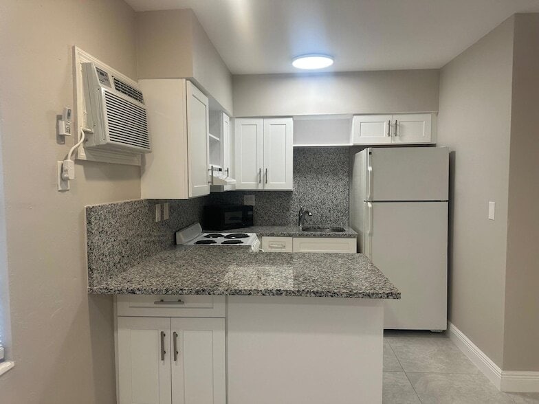 Foto del edificio - 2725 Middle River Dr