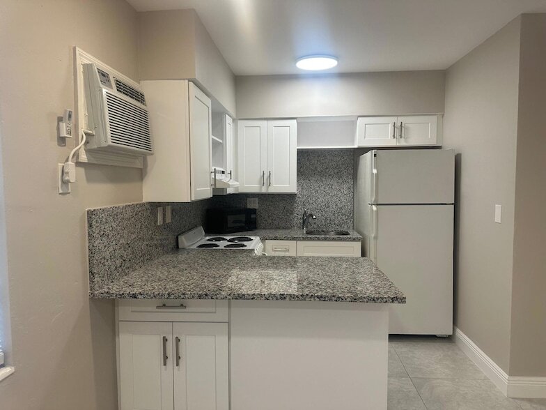 Building Photo - 2725 Middle River Dr