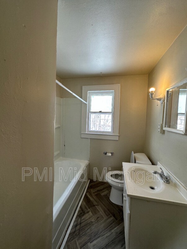 Foto del edificio - 820 E 3rd St