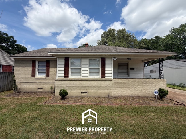 Charming 2BR/1BA Near Berclair | Hardwood Floors & Large Fenced Backyard - Charming 2BR/1BA Near Berclair | Hardwood Floors & Large Fenced Backyard House