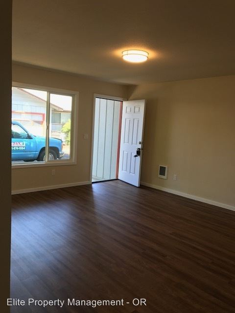 Foto del edificio - 590 NW Oak Ave