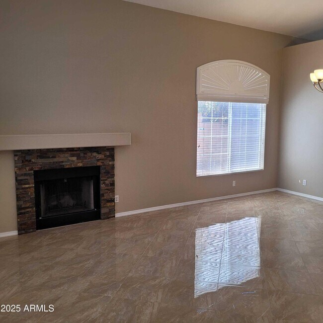 Foto del edificio - 832 N Benson Ln