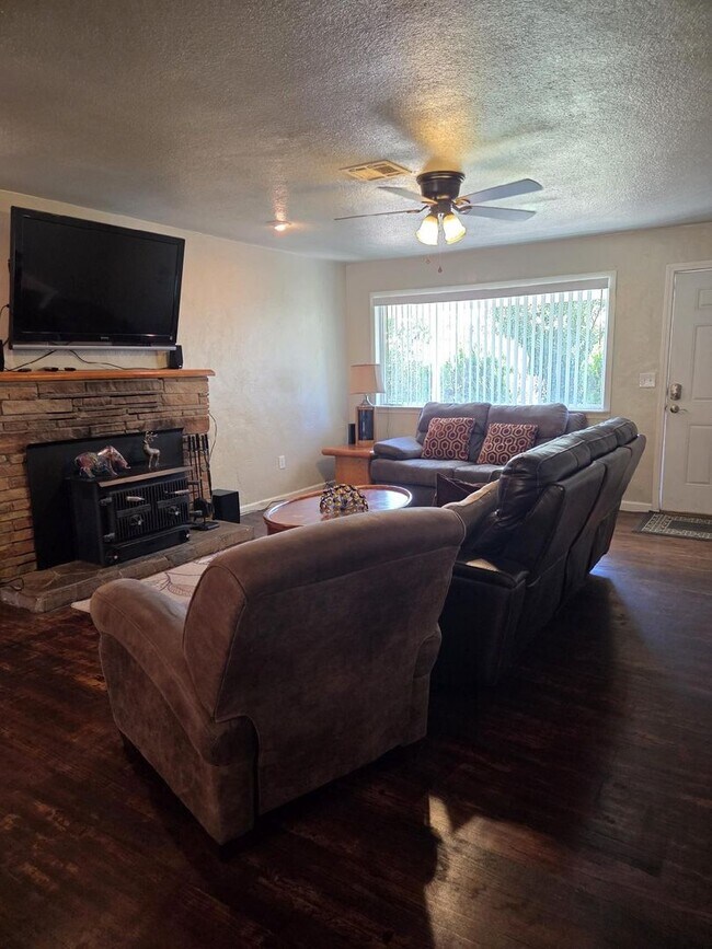 Foto del edificio - 5 BEDROOM 3 BATH HOME WITH 3 CAR GARAGE
