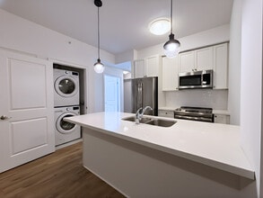 Building Photo - 81 Robinson St