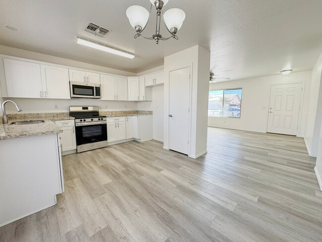 Foto del edificio - 3Bed/2Bath Home 2 Car GAR on 111th Ave/Oli...