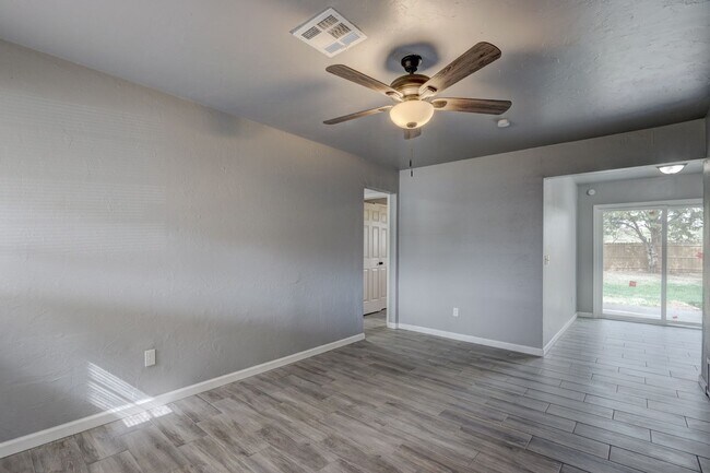 Building Photo - This Cute and Cozy 4 Bed, 2 Bath Home is Available now!!