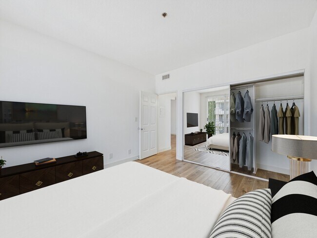 Foto del edificio - 310 S. Swall Drive Apartments