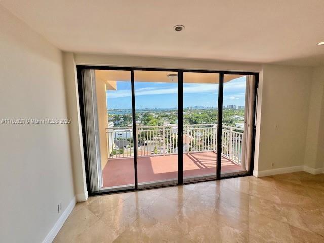 Foto del edificio - 2450 NE 135th St