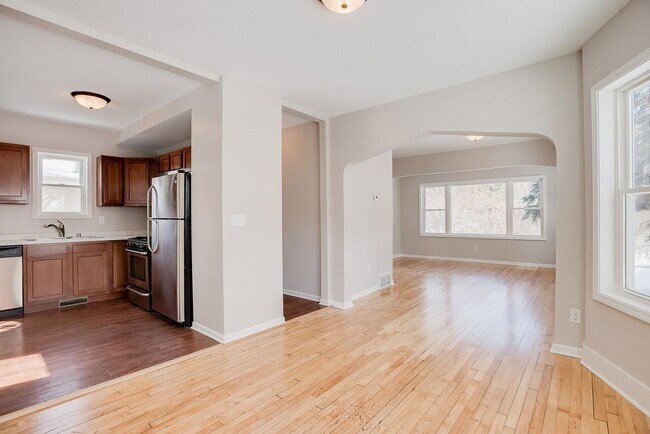 Foto del edificio - COMPLETELY UPDATED 2 BEDROOM