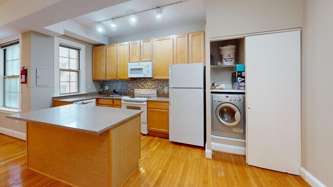 Foto del edificio - Columbia Heights Two Bedroom Apartment W/Private Balcony!