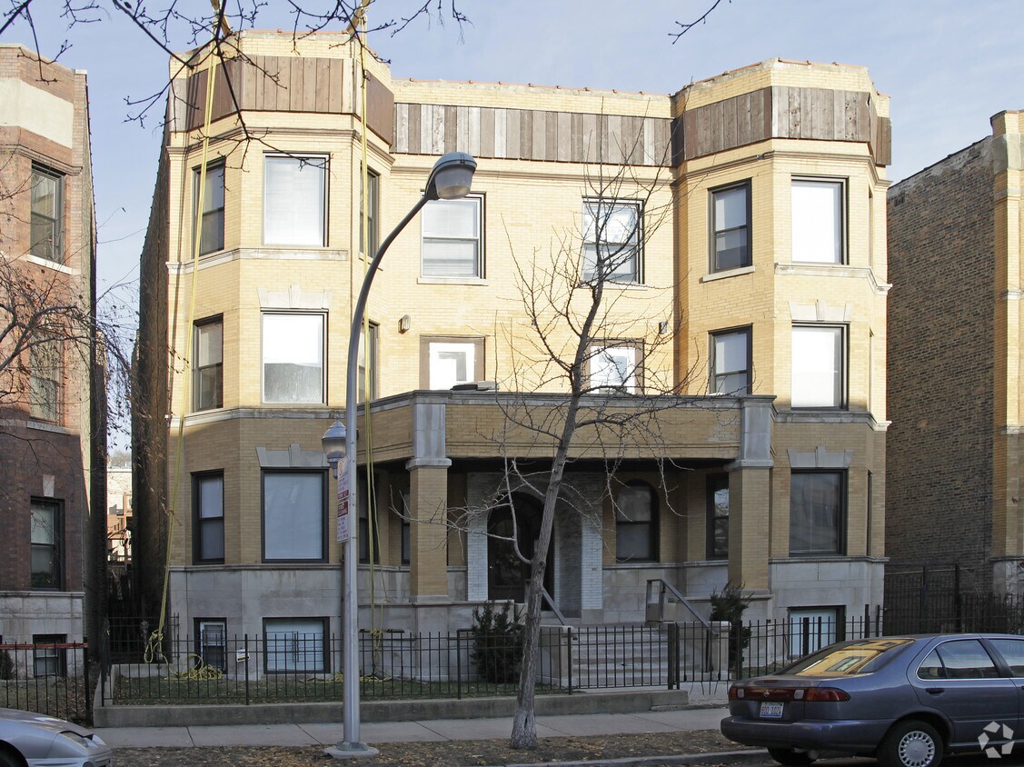 Building Photo - 920 W Belle Plaine Ave