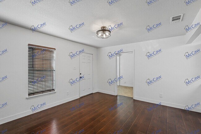 Building Photo - Adorable 2/1 in Jacksboro!
