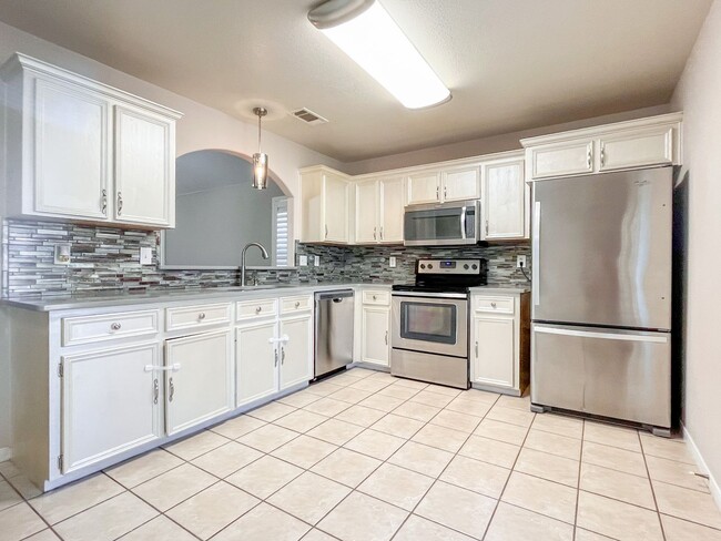 Building Photo - Available NOW  This home is centrally loca...