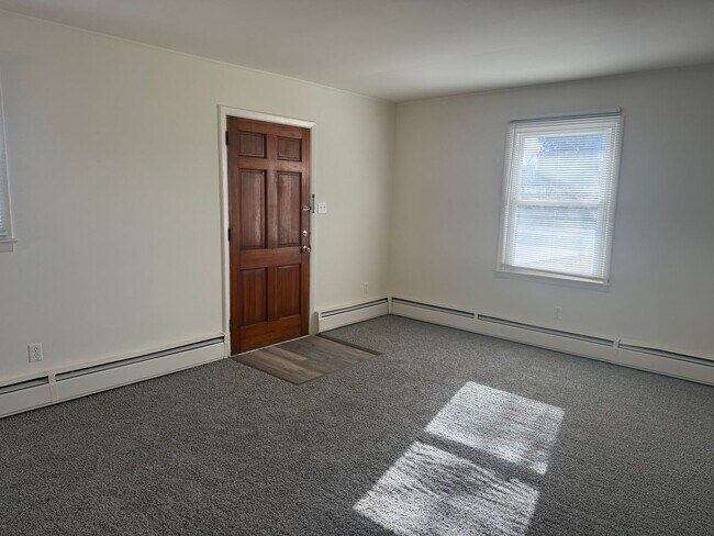 Foto del edificio - Adorable Duplex with New Flooring! - Lawncare Included!