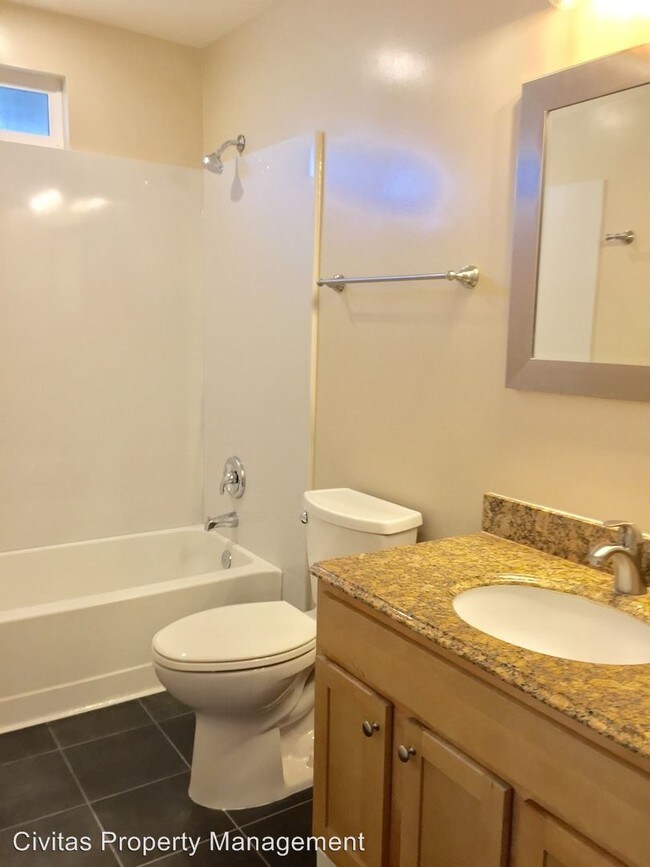Foto del edificio - 726-728 Golden Oak Dr