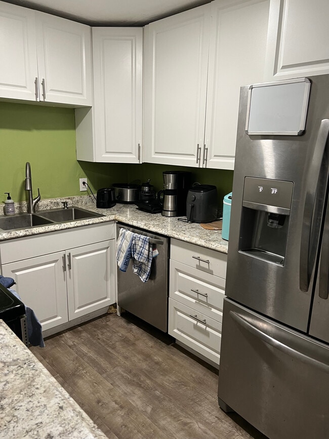 Building Photo - 905 NW 7th Ave