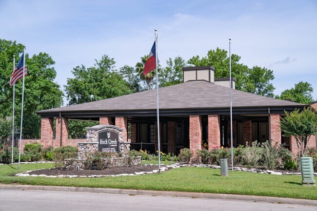 Building Photo - 200 Hollow Tree Ln