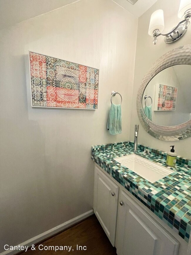 Building Photo - 2 br, 1.5 bath House - 1310 Brennen Rd #7