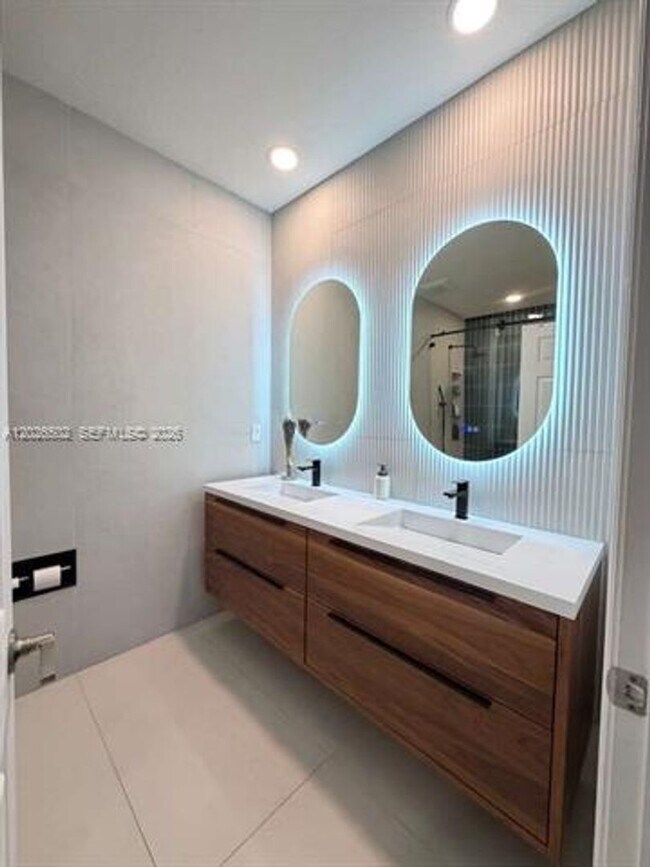 Foto del edificio - 3332 W 108th St