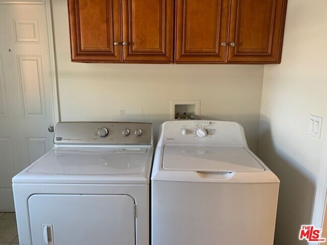 Building Photo - 1305 W 37th Pl