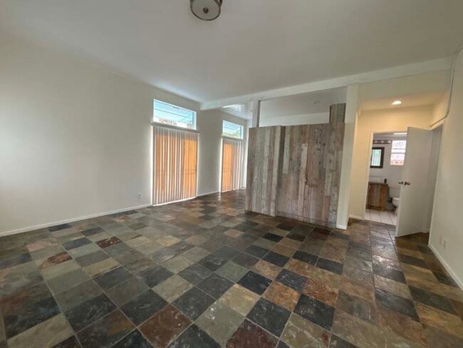 Building Photo - 915 Broadway St