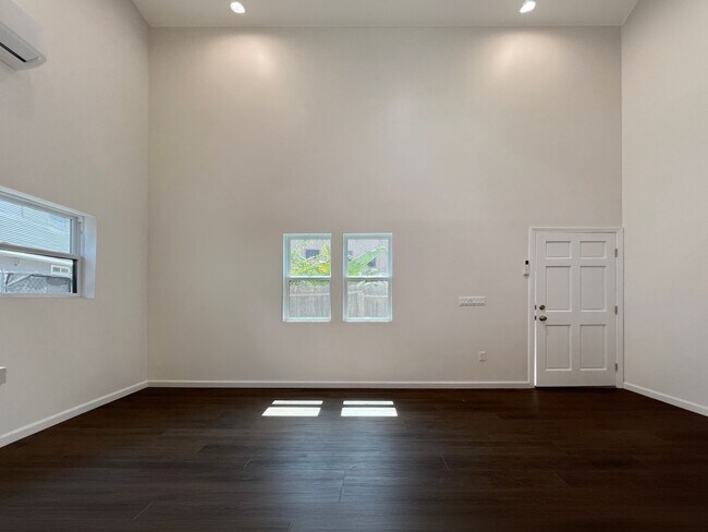 Building Photo - LB1162