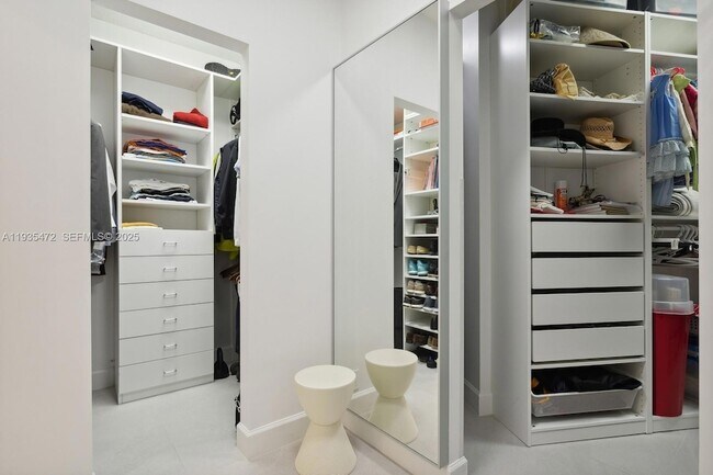 Foto del edificio - 1111 Crandon Blvd