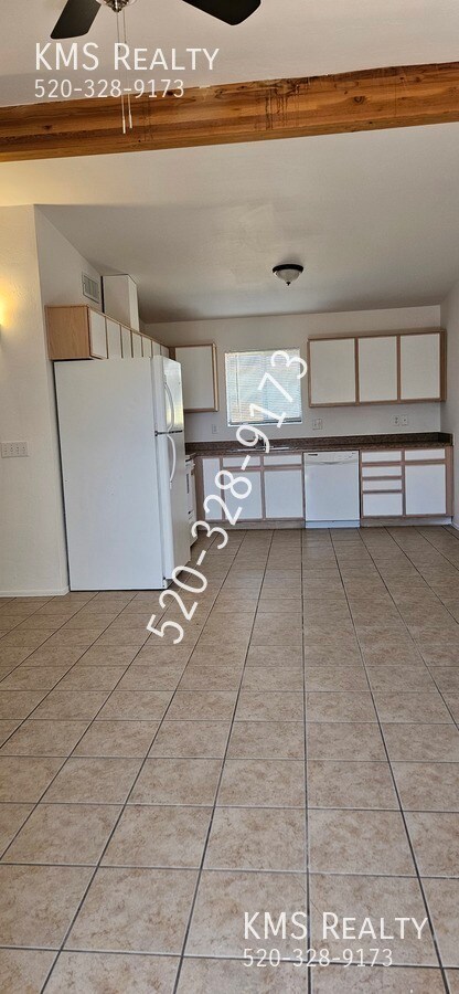 Building Photo - 2 Bedroom 1 Bath- 5126 E Bellevue-OWNER/AGENT