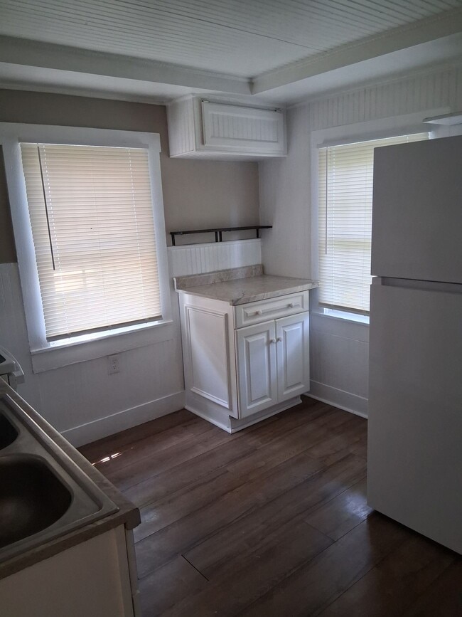Building Photo - Charming Newly Renovated Spacious Double