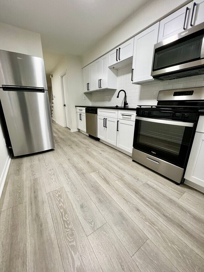Building Photo - Fully Renovated 3-Bedroom Townhome in West Philadelphia! Available Early July!