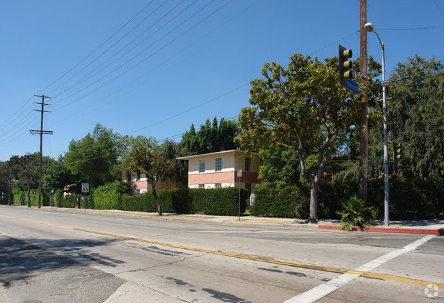 5947-5959 Cahuenga Blvd - Willow Crest Apartments