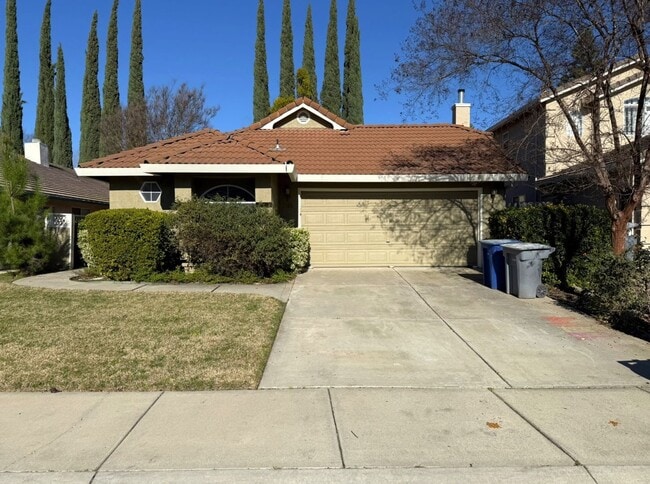 Building Photo - Adorbs 3/2 available NOW!!!