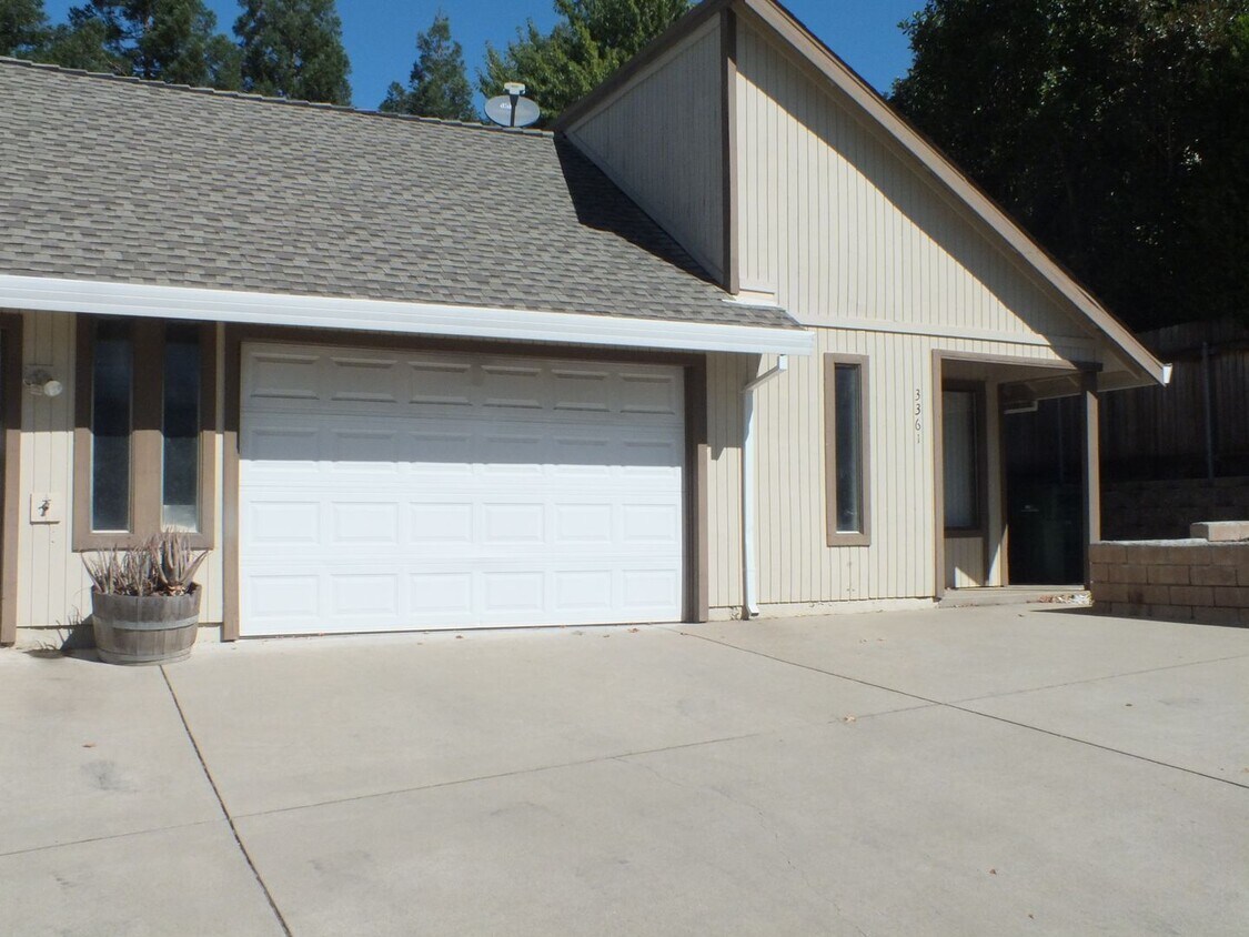 Foto principal - Rescue 2/2 1050 sf home with garage and yard!