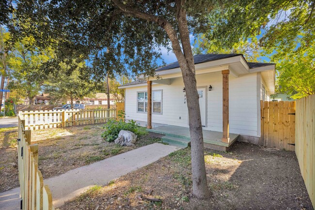 Building Photo - Beautiful Rental in Dignowity Hill!