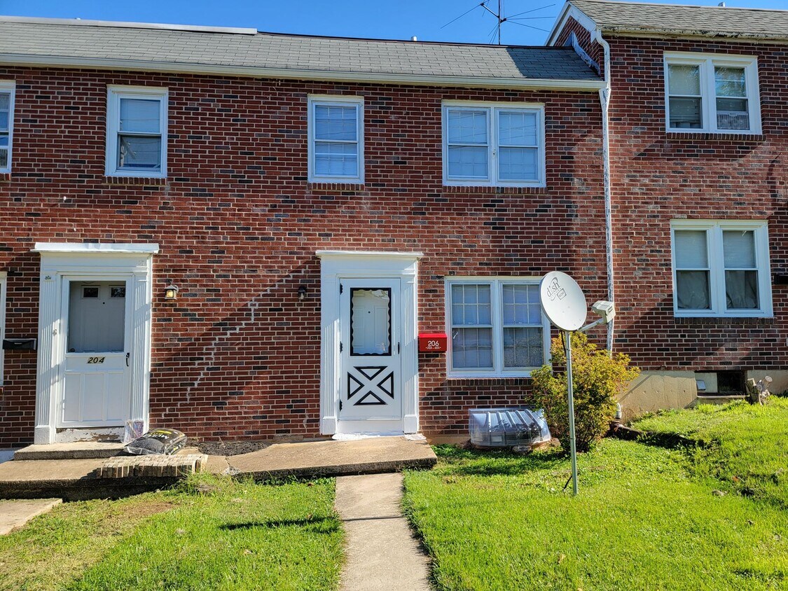 Primary Photo - 206 E Walnut St