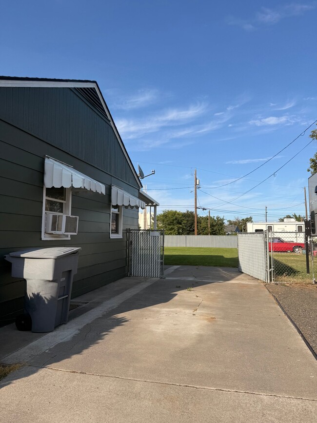 Building Photo - 1518 Mahan Ave