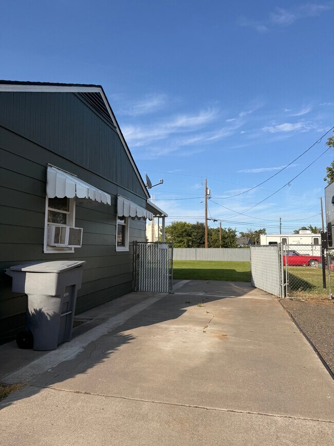 Foto del edificio - 1518 Mahan Ave