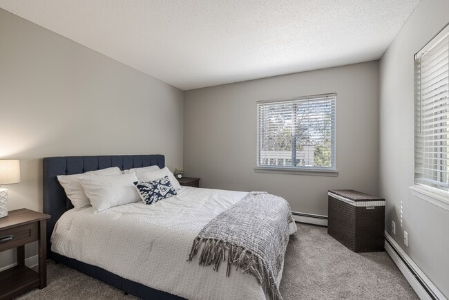 Building Photo - Royal Oaks Apartments
