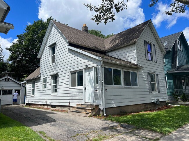 Foto del edificio - 1st FL BEDROOMS, 1ST FL LAUNDRY. MOVE-IN R...