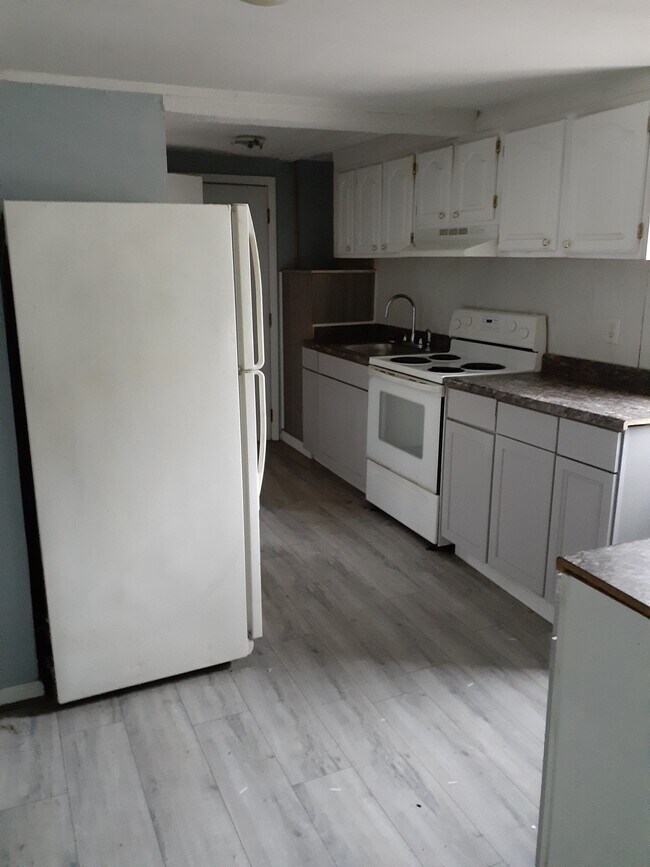 Kitchen Area - 42 W Moore St