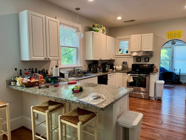 Building Photo - 905 W Peace St