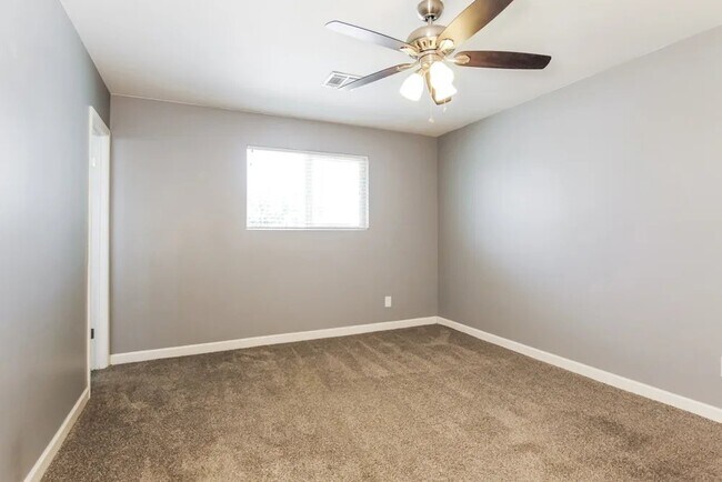 Building Photo - 421 E Hermosa Dr