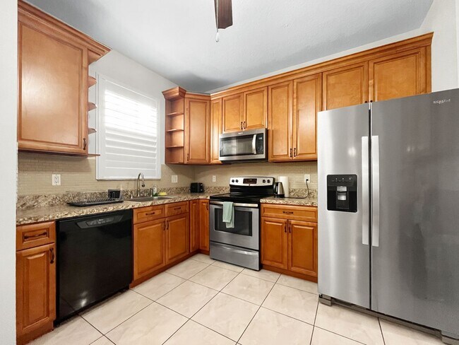 Foto del edificio - Spacious 4-Bedroom Townhome with Lake Views in Desirable Willow Lake Community