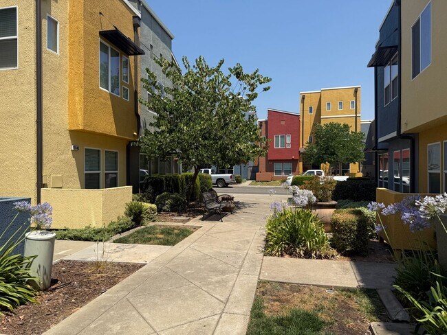 Foto del edificio - Adorable 4/3 Tri-Level Home - Rancho!  Ple...