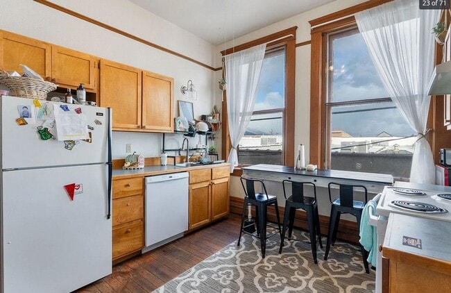 Building Photo - Charming 2 Bed, 2 Bath Apartment in Downtown Hamilton