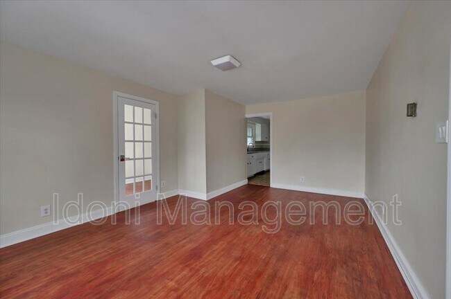 Building Photo - 770 Brewster St