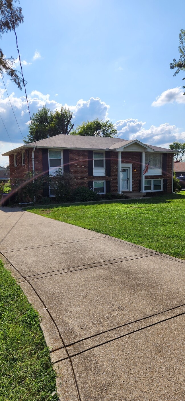 Photo - 114 Maureen Dr House