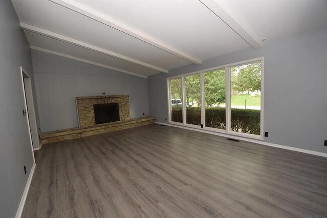 Building Photo - 4304 E Maple Manor Pkwy