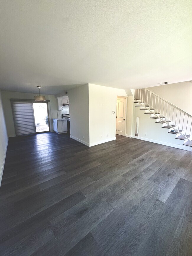 1er piso - 8750 1/2 Wyngate St