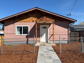 Building Photo - 579 N 51st St